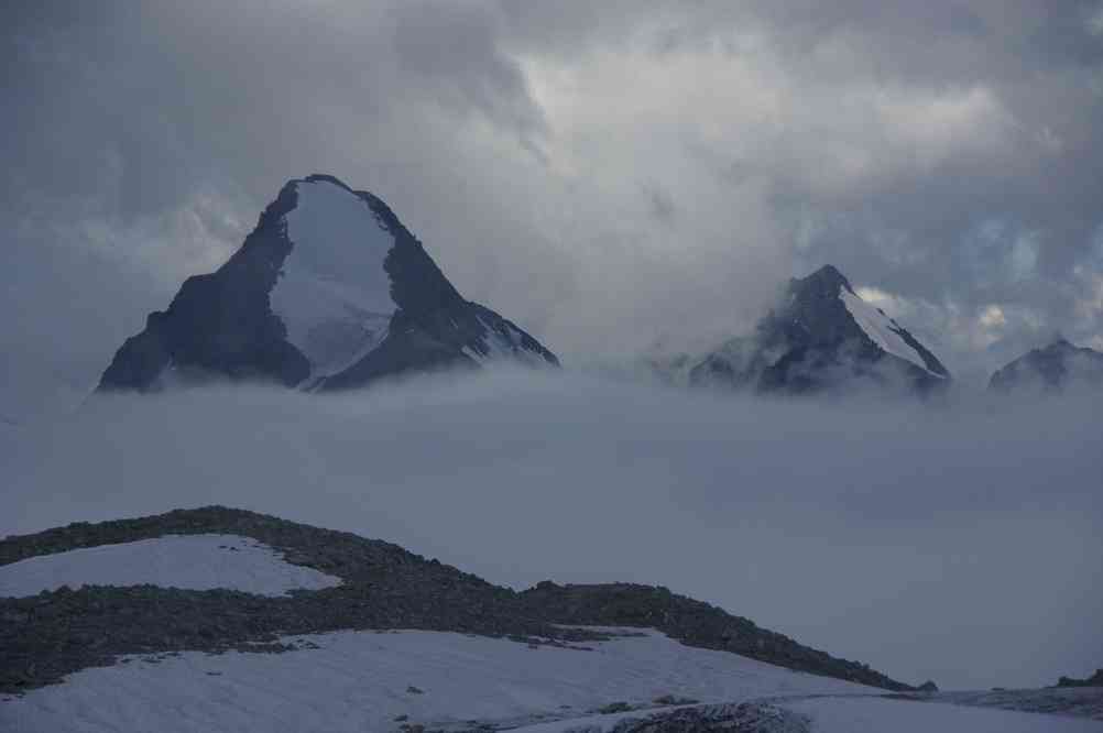 Sans doute le petit mont Collon (à gauche), vu depuis la cabane des Vignettes. Le jeudi 12 août 2010