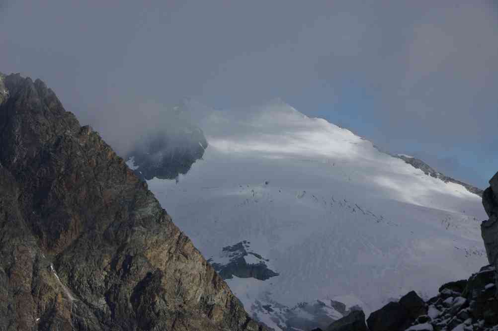 La pente neigeuse du pigne d’Arolla vue depuis le col de l’Évêque. Le vendredi 13 août 2010