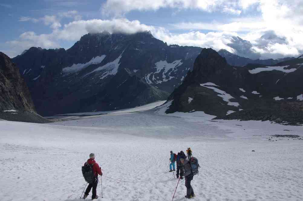 Descente vers le haut glacier d’Arolla (au fond dans les nuages le sommet des Bouquetins). Le vendredi 13 août 2010