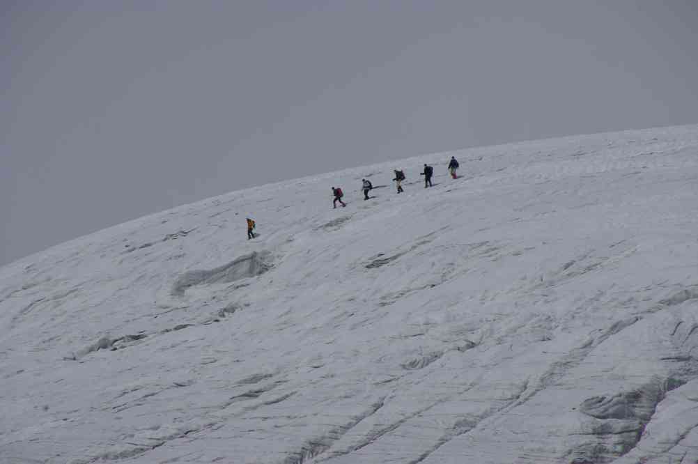 La cordée « concurrente » descendant vers le haut glacier d’Arolla. Le vendredi 13 août 2010