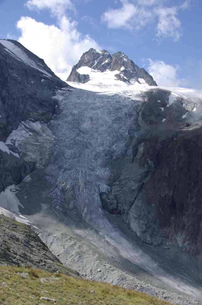 Le bas glacier d’Arolla et le petit mont Collon vus depuis les plans de Bertol. Le vendredi 13 août 2010