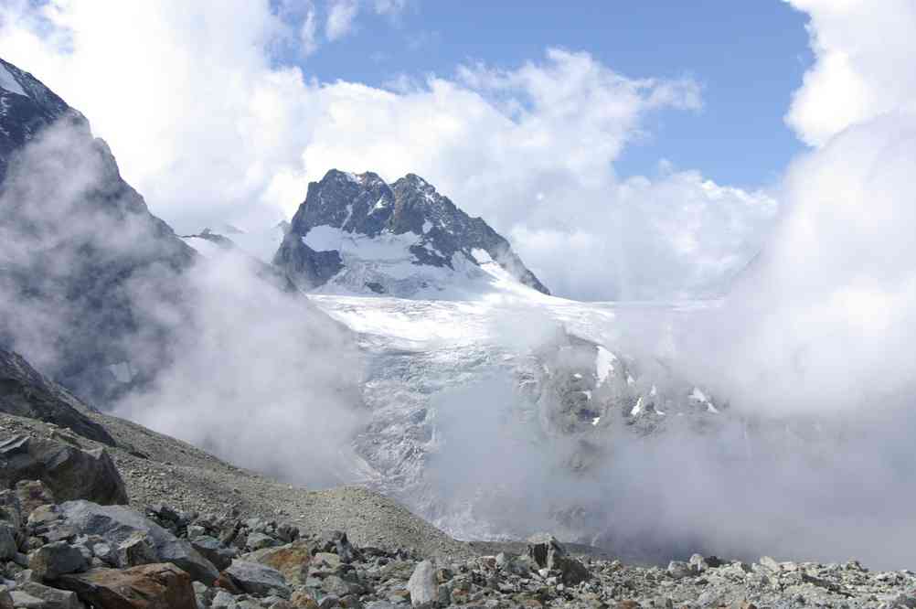 Le petit mont Collon depuis la moraine du glacier de Bertol. Le vendredi 13 août 2010