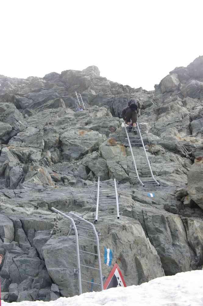 Abordant courageusement les échelles avant le col de Bertol. Le vendredi 13 août 2010