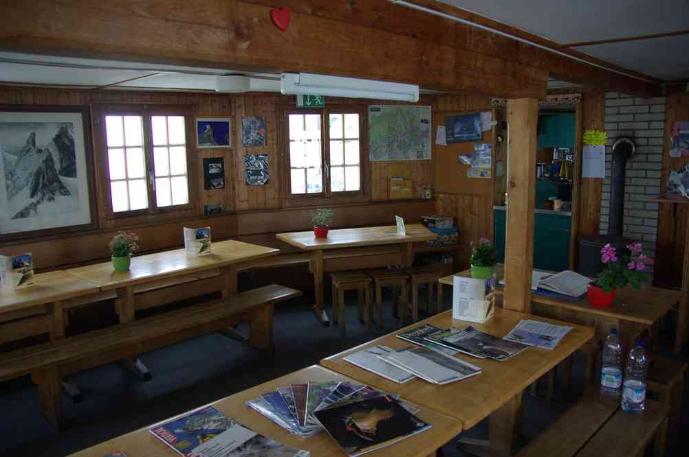 La salle à manger panoramique (enfin, quand il fait beau !) de la cabane de Bertol. Le vendredi 13 août 2010