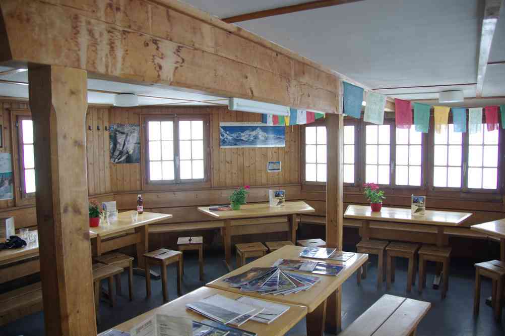 La salle à manger de la cabane de Bertol : drapeaux à prières et poster de l’Everest, sans doute pour faire couleur locale ?. Le vendredi 13 août 2010