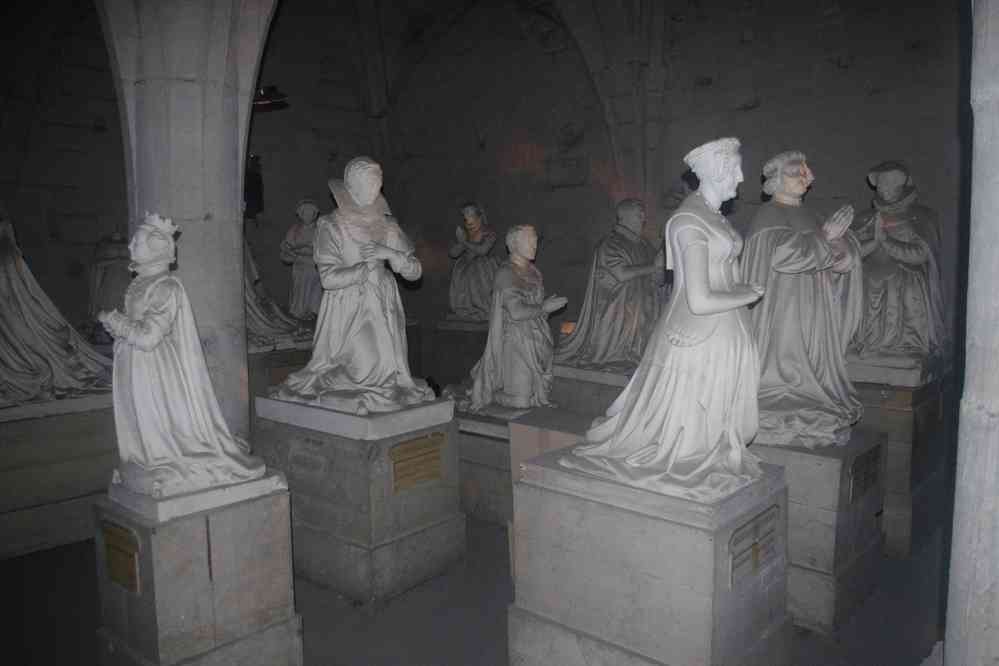 Château de Pierrefonds (« bal des Gisants » situé à la cave, moulages funéraires de l’époque de Louis-Philippe)