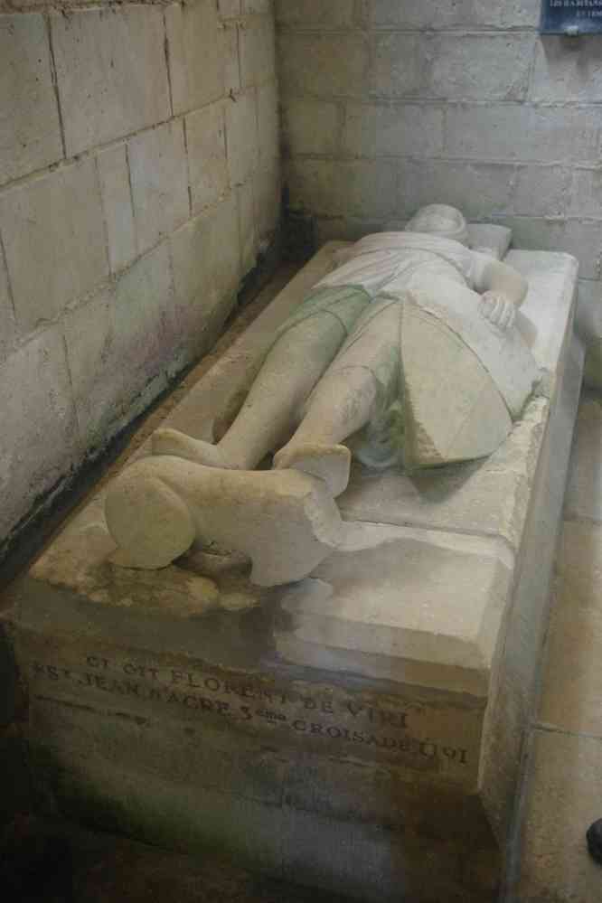 Morienval, abbatiale Notre-Dame. Tombe de Florent de Hangest, mort en 1191 au siège de Saint-Jean-d’Acre et qui fut finalement inhumé à Morienval