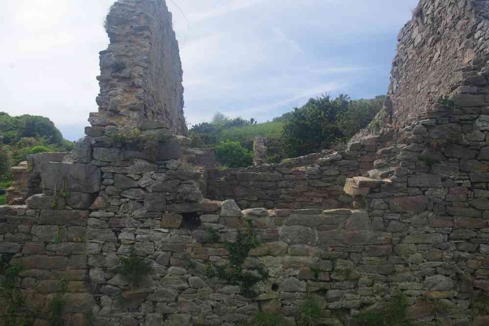 Ruines sur le sentier. Le samedi 1ᵉʳ juin 2019