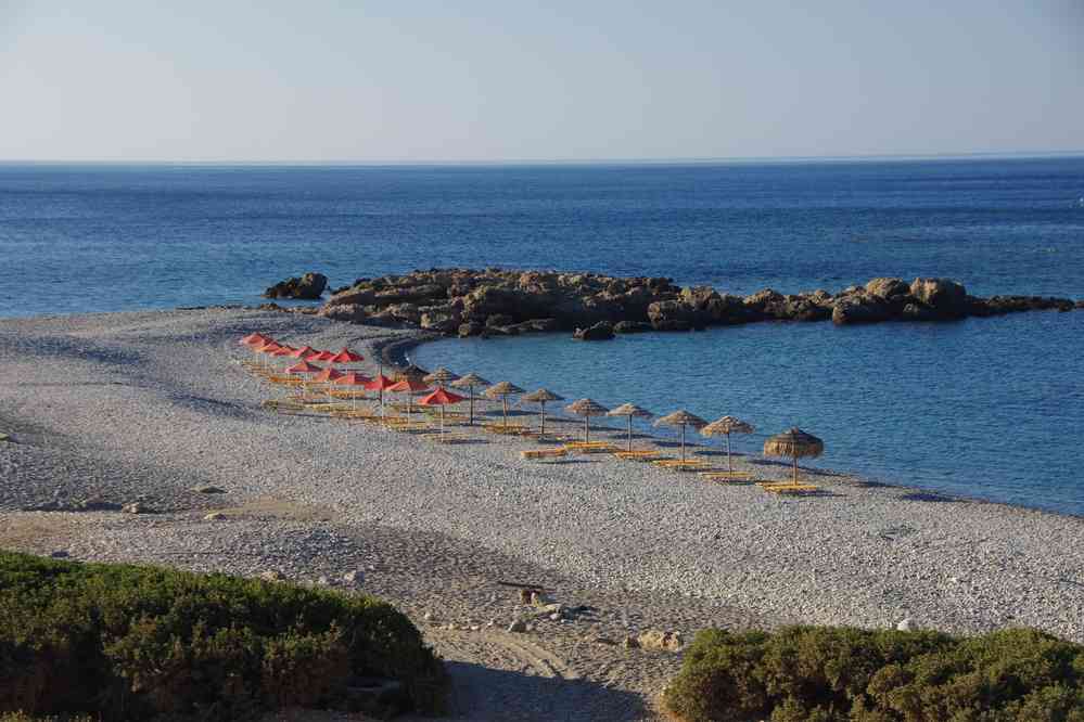 Petite plage aménagée (selon la source, Anidri (Ανύδροι) ou Gialiskari (Γιαλισκάρι)).