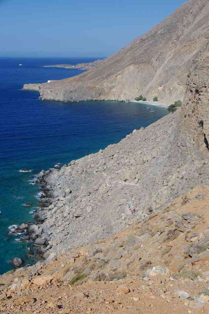 La plage de Glyka Nera (Γλυκά Νερά) vue depuis la route.