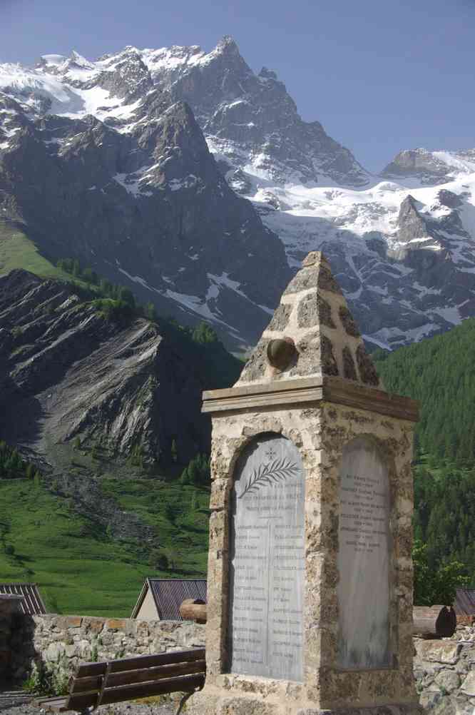 Le monument aux morts de la Grave. Le lundi 9 juin 2014