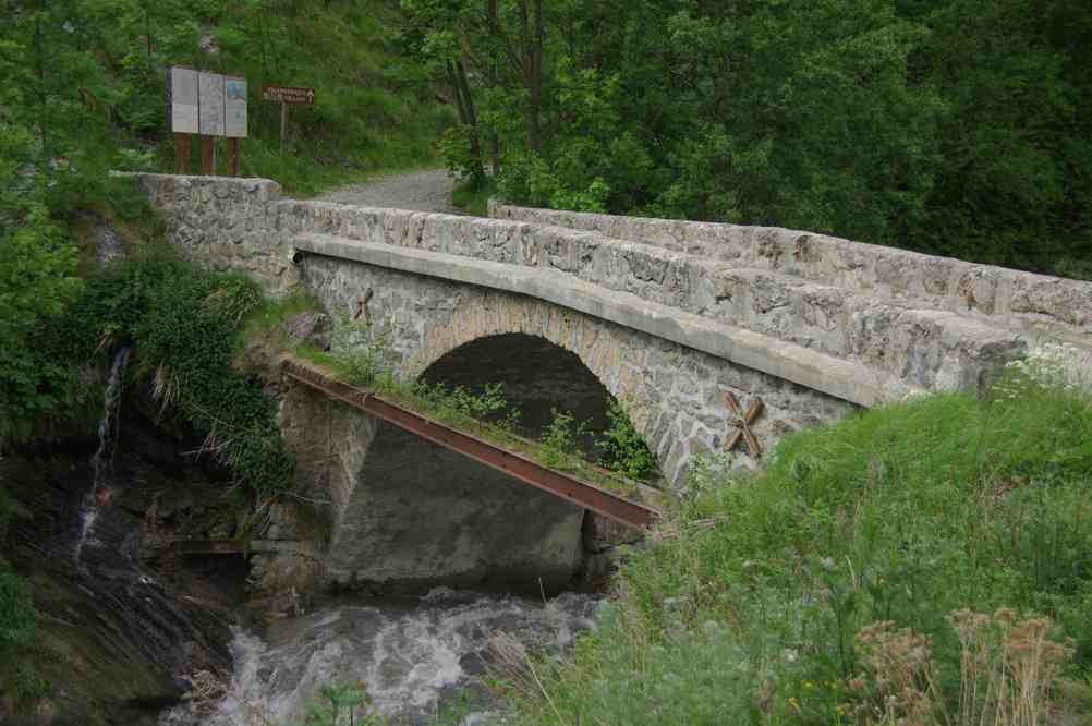 Le pont sur la Romanche, prélude à la SEULE montée de la journée !. Le lundi 9 juin 2014