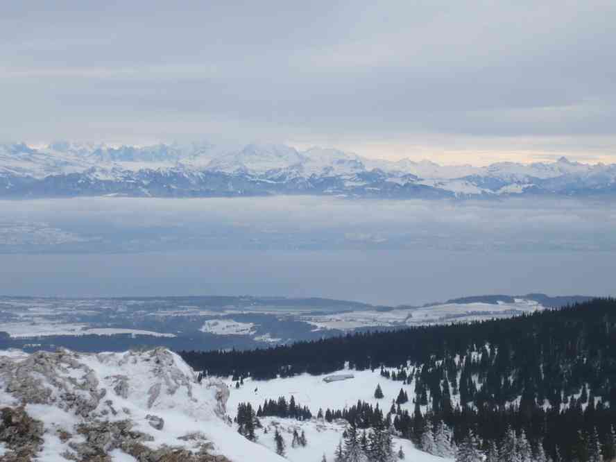 Du haut du mont Tendre 1678 m, point culminant du Jura suisse ; le lac Léman et le mont Blanc dans les nuages. Le lundi 27 décembre 2010