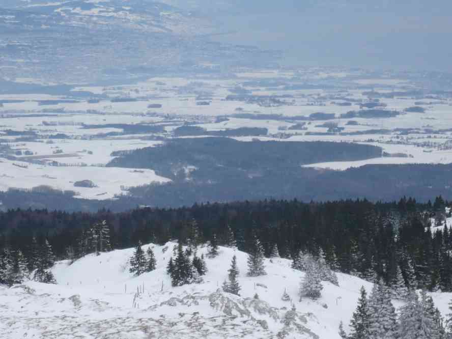 Du haut du mont Tendre 1678 m, point culminant du Jura suisse ; en bas la ville de Lausanne. Le lundi 27 décembre 2010