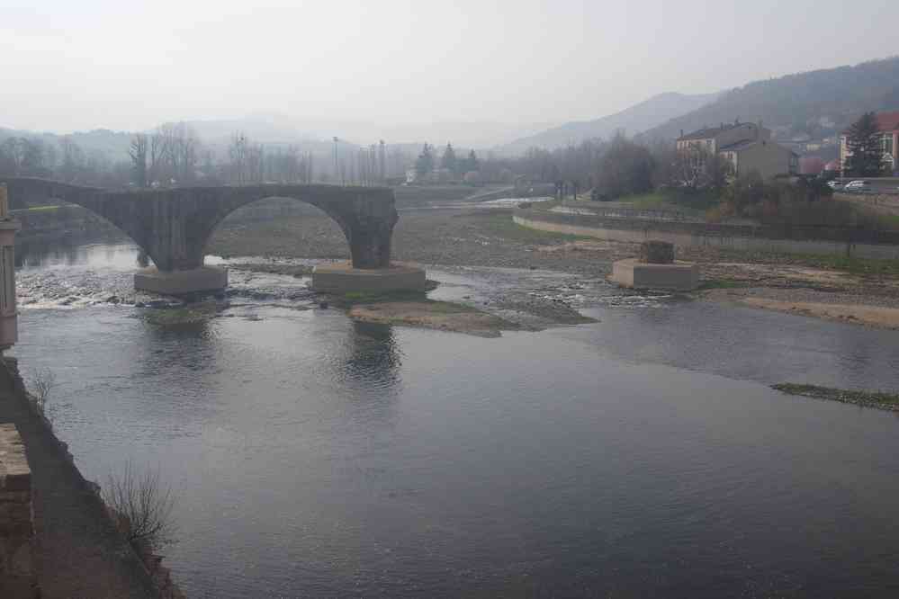 Pont en ruines comme à Avignon. Le vendredi 25 mars 2016