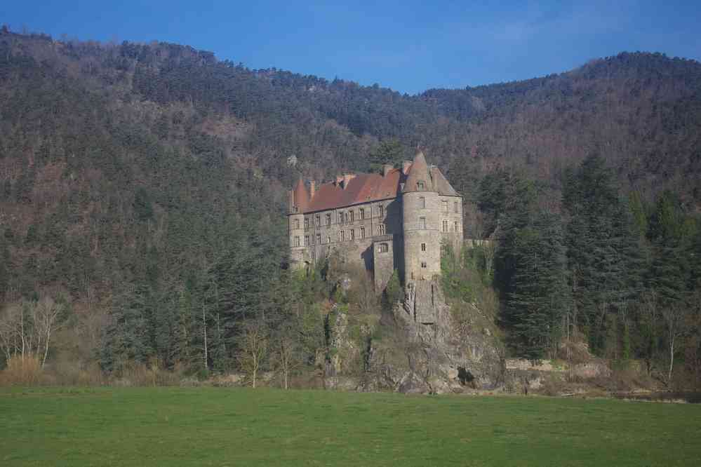 Le château de Lavoûte-Polignac photographié du train. Le samedi 26 mars 2016