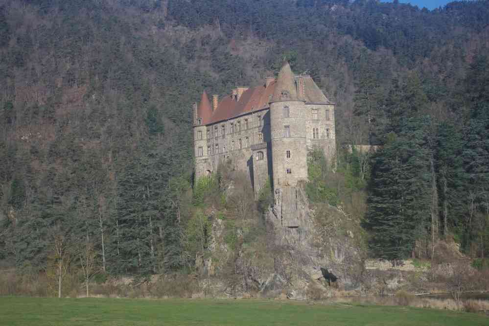 Le château de Lavoûte-Polignac photographié du train. Le samedi 26 mars 2016