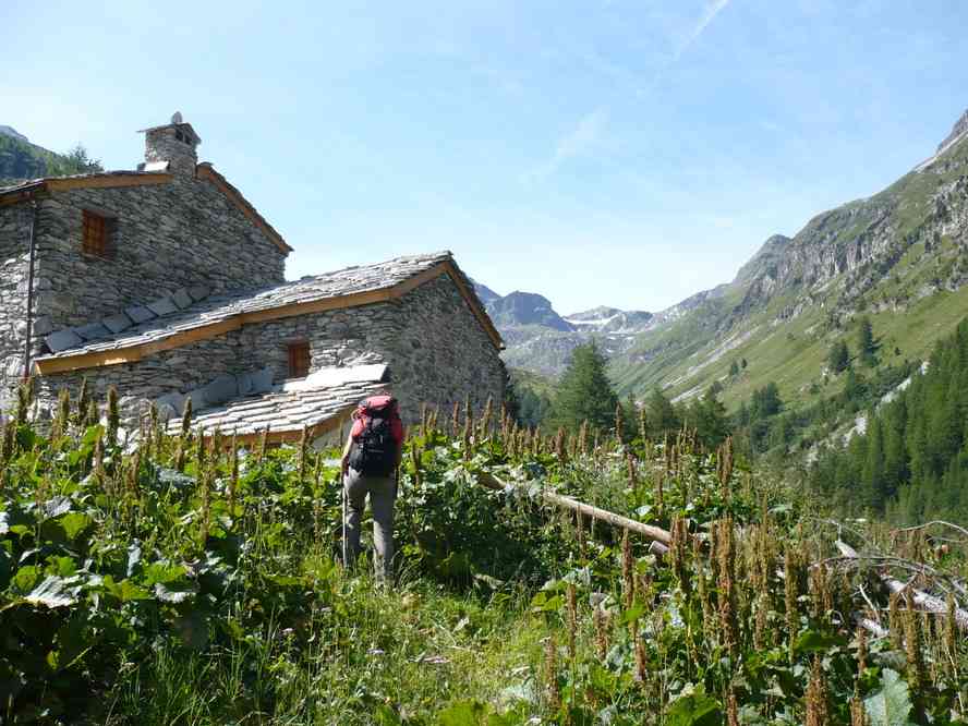 Passage près d’une petite chapelle (vallée d’Étache). Le samedi 11 juillet 2009