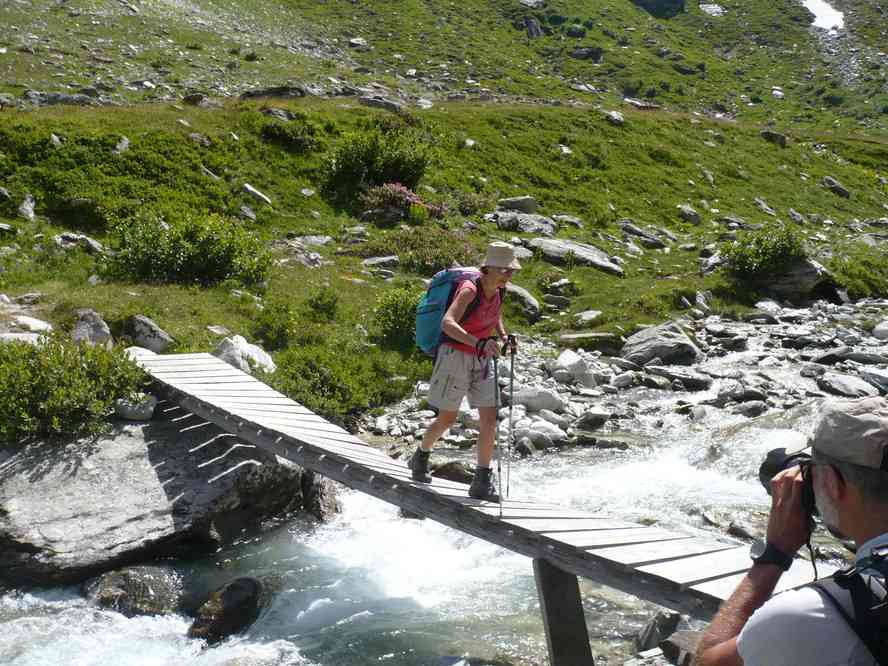 Franchissement d’une passerelle instable au fond d’Étache, avant la première grande montée. Le samedi 11 juillet 2009