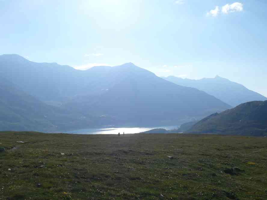 Le lac du Mont-Cenis à contre-jour au cours de la montée. Le lundi 13 juillet 2009