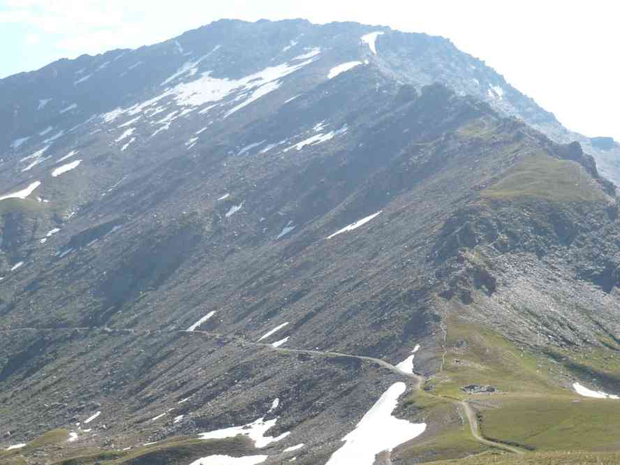 Le col de Sollières vu d’un contrefort du mont Froid : histoire de vérifier que nous sommes bien capables de monter en face !. Le lundi 13 juillet 2009