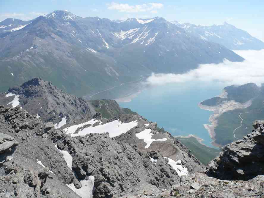 Le lac du Mont-Cenis depuis les abords du sommet du signal du Petit Mont-Cenis. Le lundi 13 juillet 2009
