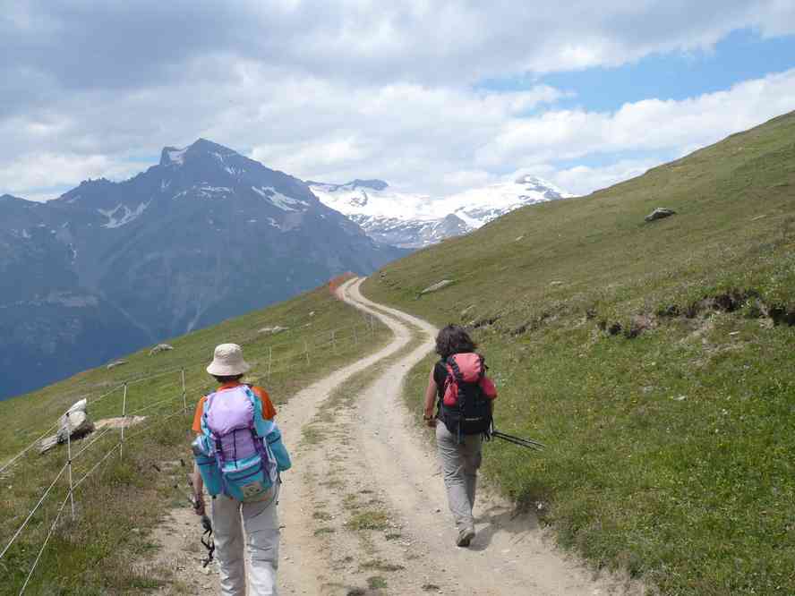 Avant d’amorcer la grande descente, vue sur la dent Parrachée et le glacier de la Vanoise. Le lundi 13 juillet 2009