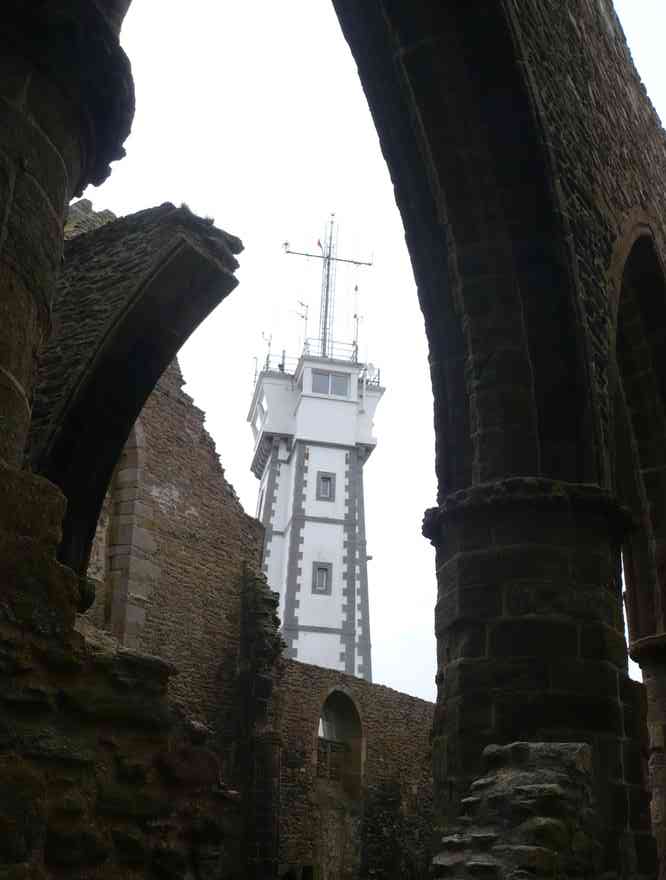L’abbaye et le phare de la pointe de Saint-Matthieu. Le vendredi 2 avril 2010