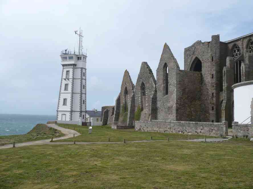 Le phare et l’abbaye de la pointe de Saint-Matthieu. Le vendredi 2 avril 2010