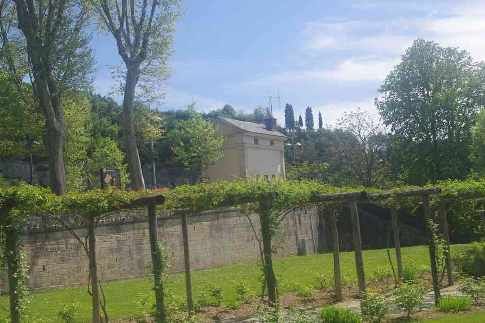 Cahors, ancienne barrière d’octroi qui sert maintenant à tamponner les « crédentiels ». Le lundi 17 avril 2017