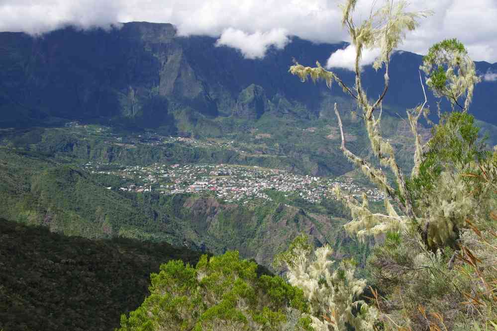 Descente du col de Taïbit. Vue sur Cilaos. Le lundi 4 mai 2015