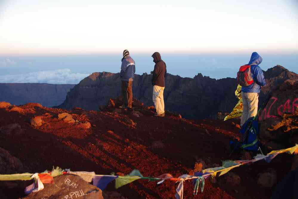 Piton des Neiges (3070 m), point culminant de la Réunion. Drapeaux à prières comme au Népal