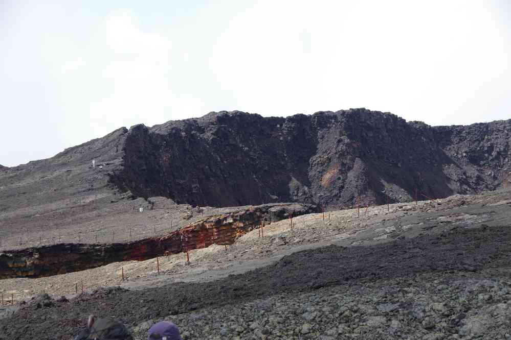 Les abords (dangereux) du cratère Dolomieu effondré. Le jeudi 7 mai 2015