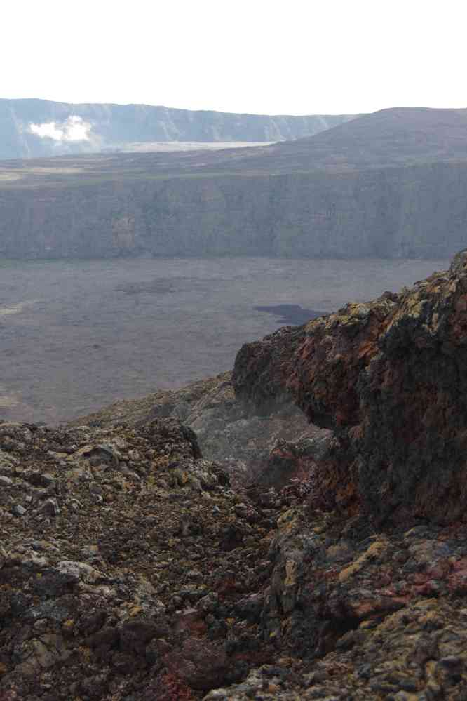 Fumerolles encore visibles sur les lieux de l’éruption de février 2015.