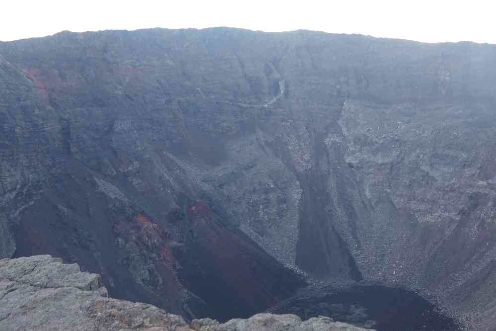 Le cratère Dolomieu effondré, vu du cratère Bory. Le jeudi 7 mai 2015
