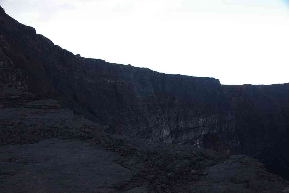 Les parois du cratère Dolomieu effondré, vues du cratère Bory. Le jeudi 7 mai 2015