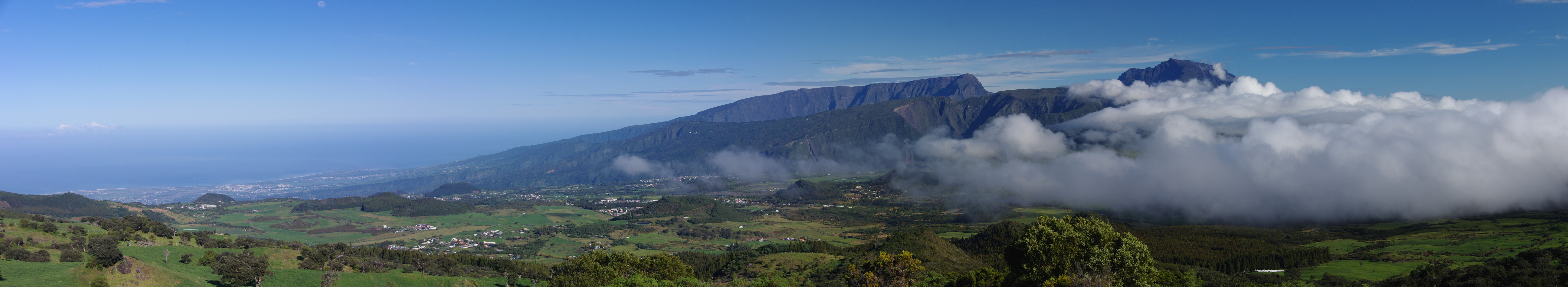 Le piton des Neiges vu depuis celui de la Fournaise (panoramique)