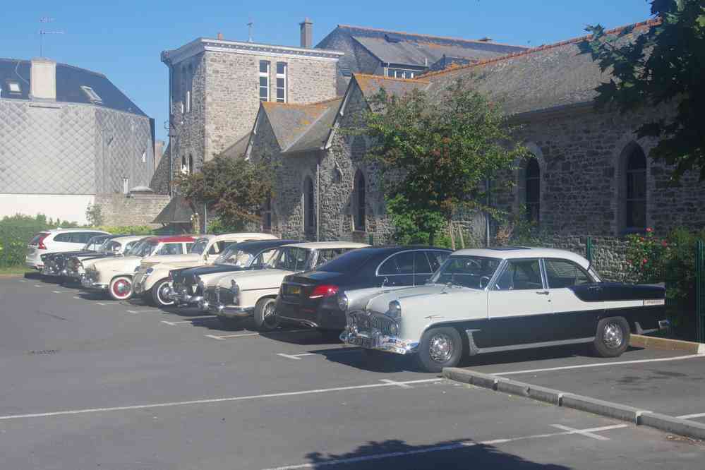Vieilles voitures à l’auberge de jeunesse de Saint-Malo. Le jeudi 25 mai 2017