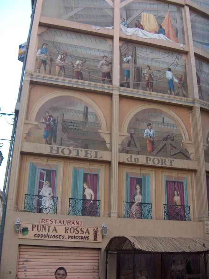 Fresques en trompe-l’œil peintes sur des immeubles du centre-ville