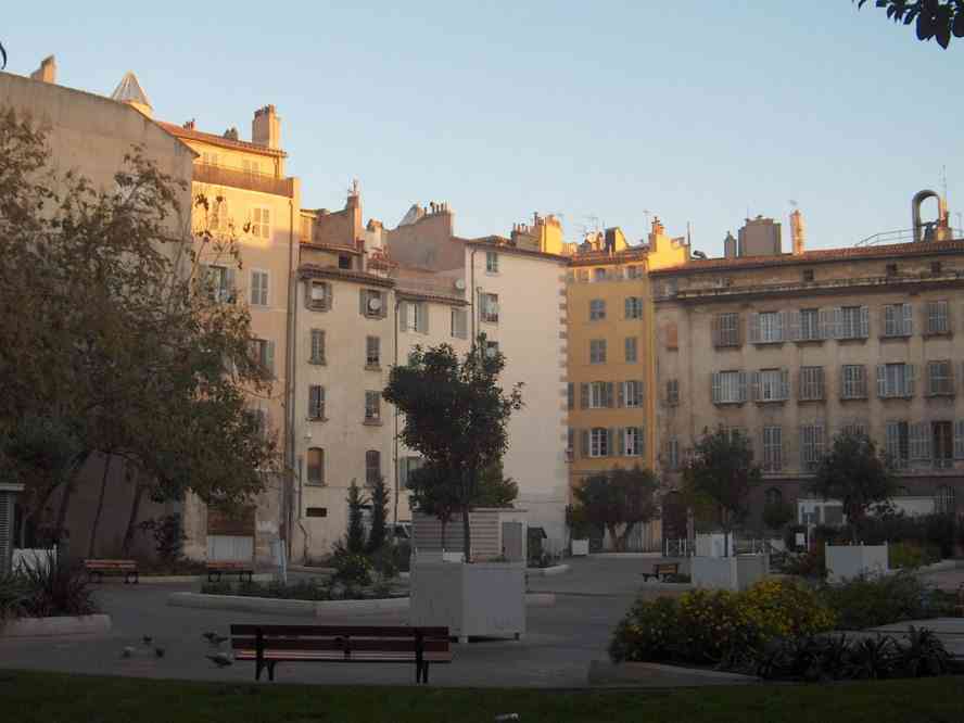 Petite place dans le centre de Toulon. Le jeudi 1ᵉʳ novembre 2007