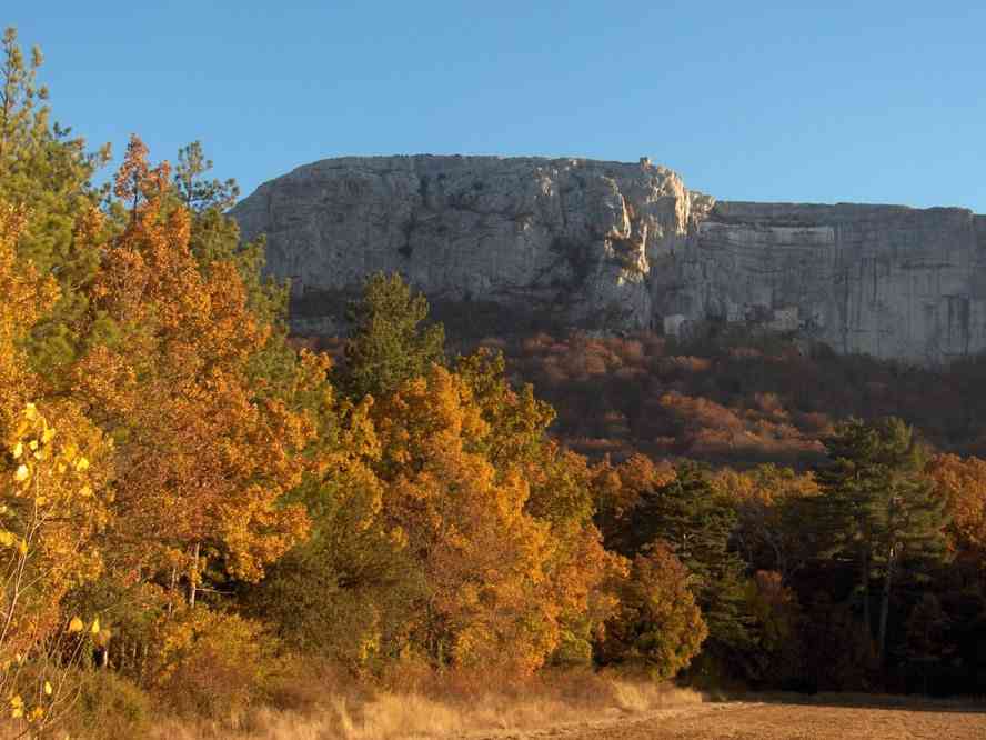 La falaise de la Sainte-Baume, le Saint-Pilon et la grotte de Marie-Madeleine vus depuis le secteur de l’hôtellerie de la Sainte-Baume