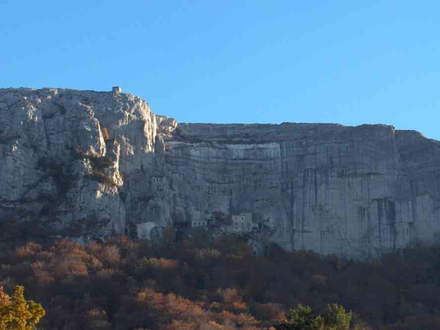 La falaise de la Sainte-Baume, le Saint-Pilon et la grotte de Marie-Madeleine vus depuis le secteur de l’hôtellerie de la Sainte-Baume. Le samedi 3 novembre 2007
