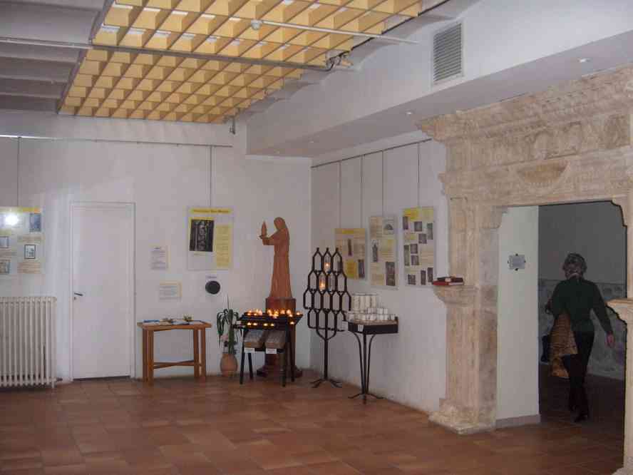 À l’intérieur de l’hôtellerie de la Sainte-Baume (monastère). Le dimanche 4 novembre 2007