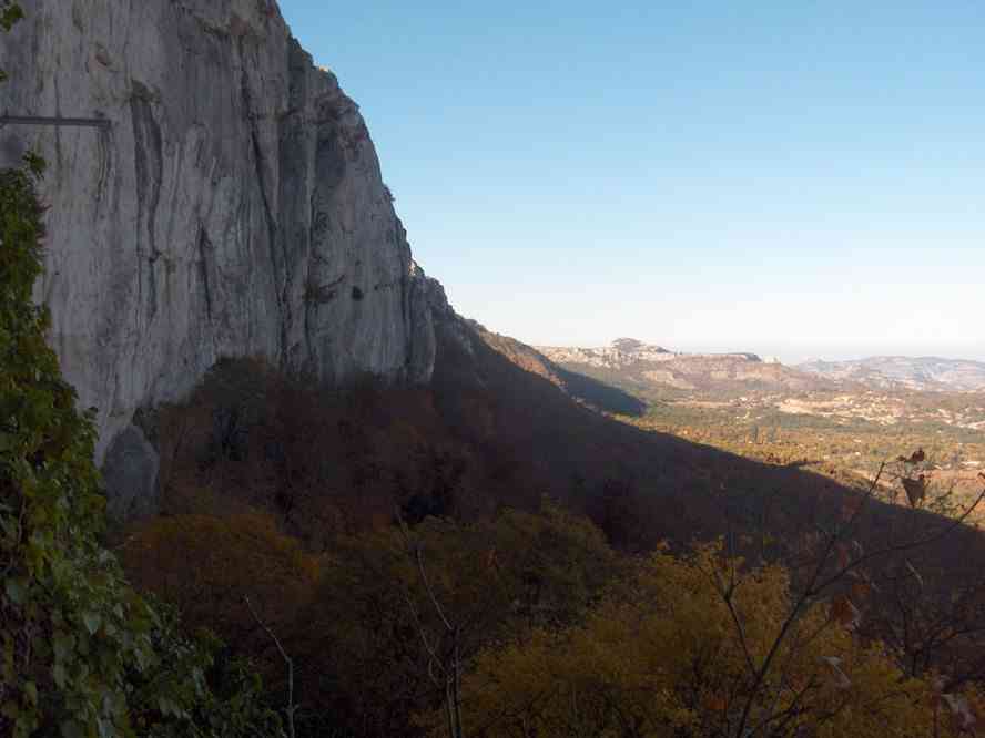 La falaise de la Sainte-Baume vue depuis la grotte de Marie-Madeleine. Le dimanche 4 novembre 2007