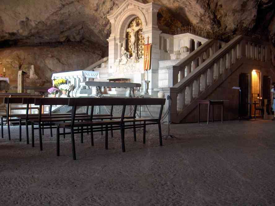 L’intérieur de la grotte de Marie-Madeleine