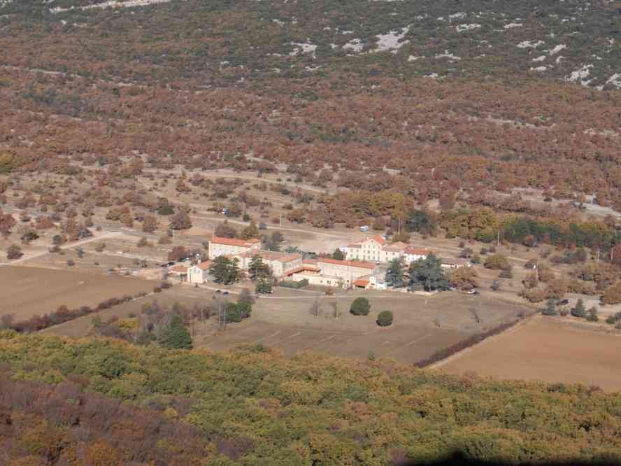 L’hôtellerie de la Sainte-Baume vue depuis les alentours de la grotte de Marie-Madeleine. Le dimanche 4 novembre 2007