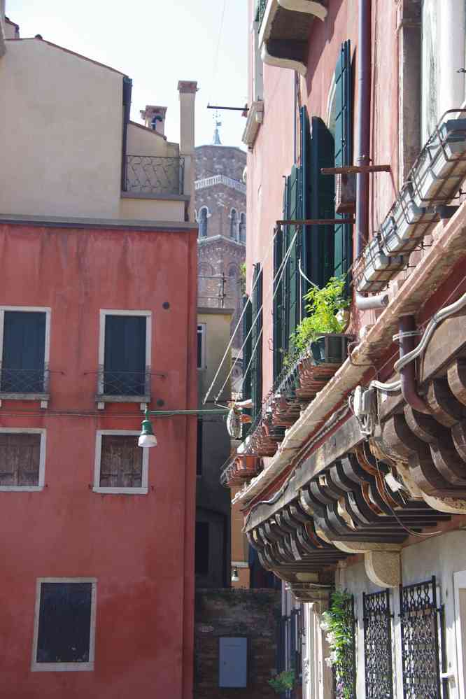 Canal dans le centre de Venise. Le samedi 29 août 2015