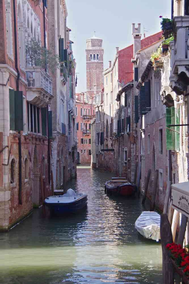 Canal dans le centre de Venise. Le samedi 29 août 2015
