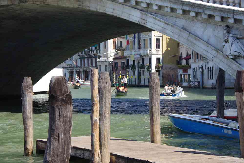 Grand Canal, sous le pont de Rialto. Le samedi 29 août 2015