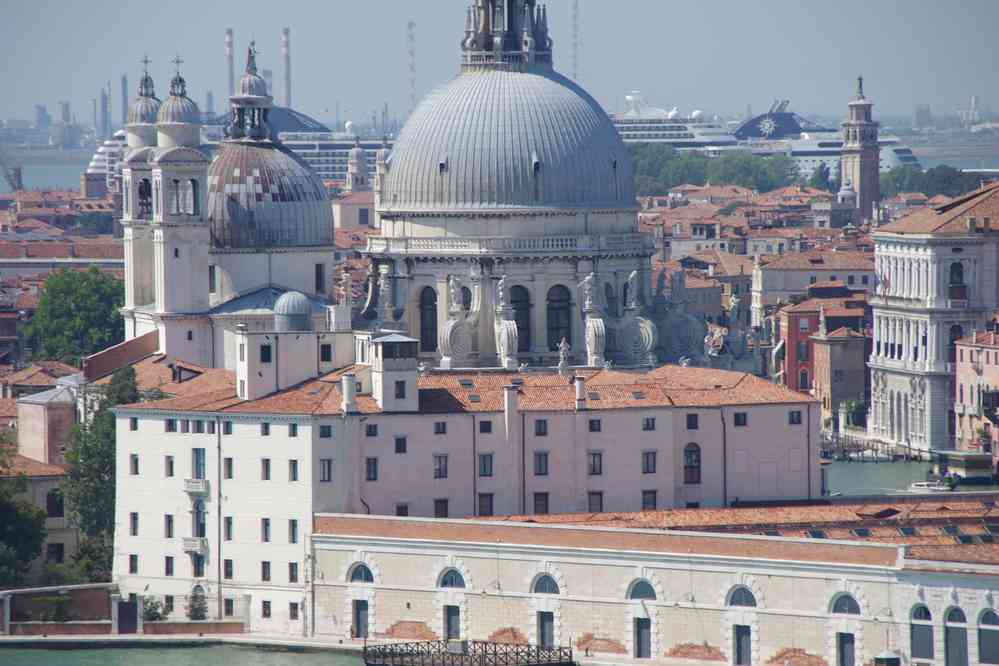 La Basilique Santa Maria della Salute vue depuis le campanile de la basilique Saint-Georges (San Giorgio Maggiore). Le samedi 29 août 2015